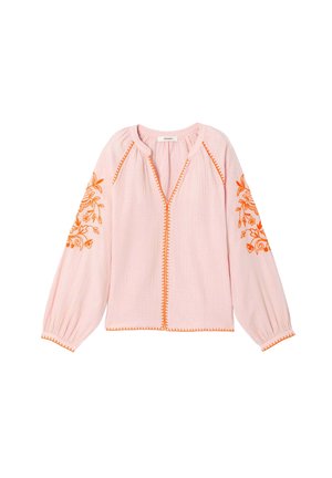 Blouse rose clair à manches longues avec broderie florale orange sur les manches et couture orange le long du décolleté, à l'avant, aux poignets et à l'ourlet.