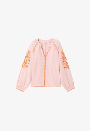 Blouse rose clair à manches longues avec broderie florale orange sur les manches et couture orange le long du décolleté, à l'avant, aux poignets et à l'ourlet.