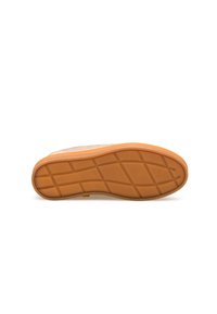 Suola in gomma con un motivo di grip testurizzato, caratterizzata da un design marrone chiaro e beige. La parte superiore ha una finitura liscia, indicando uno stile di calzature casual.