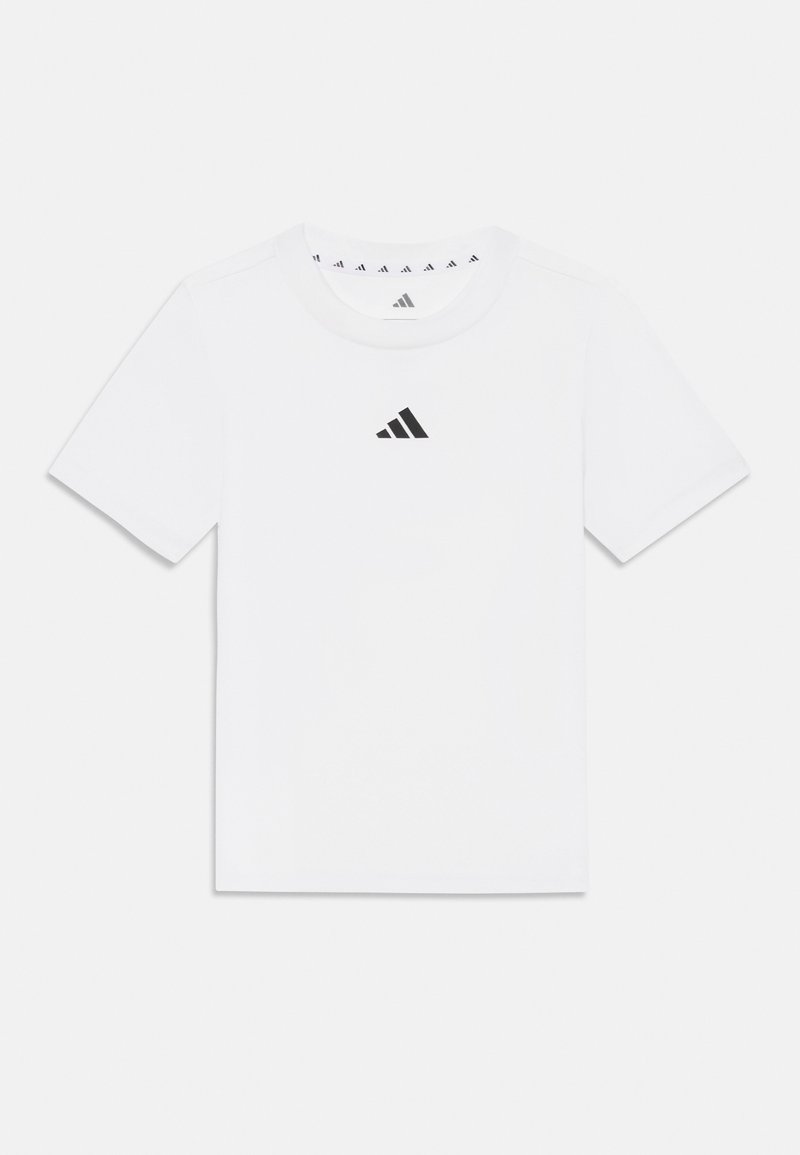 Valge puuvillane T-särk lühikeste varrukatega, millel on rindade peal väike must Adidas logo ja puhas, sujuv ümar kaeluse disain.