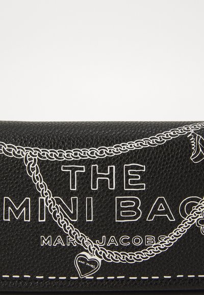 Gentă mini din piele neagră, cu un design al lanțului alb și text. Accente notabile în formă de inimă cu inscripția "Marc Jacobs". Suprafață texturată.