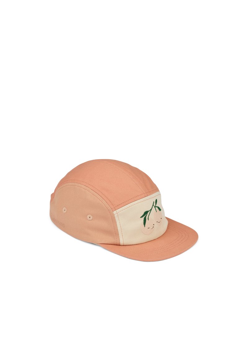 Gorra de color durazno con un panel frontal crema que presenta un diseño bordado de dos cerezas sonrientes. Hecha de una mezcla de algodón texturizado.
