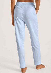 Lichtblauwe, zachte stoffen pyjamabroek met een relaxte pasvorm, elastische tailleband en zijzak; taps toelopende broekspijpen met boorden.