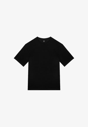 Zwart T-shirt met korte mouwen en ronde hals, plat gelegen op een witte achtergrond, eenvoudig ontwerp zonder zichtbare patronen of logo's.