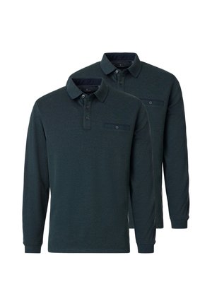 To mørkegrønne polo shirts med lange ærmer, knappede kraver og en lille knaplukket brystlomme på hvid baggrund.