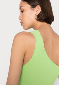 Monki Vestido de malha - green