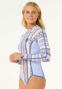 Heldragt med lange ærmer, der har et geometrisk mønster i blå, orange og hvid. Fremstillet af strækbart stof med høj hals og lynlås.