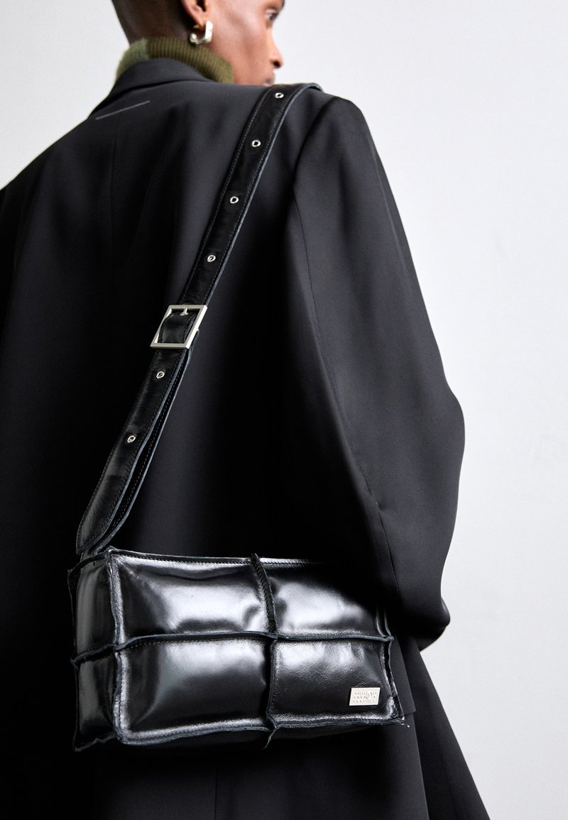 MM6 Maison Margiela NUMERIC TOP HANDLE MINI - Keresztpántos táska - black