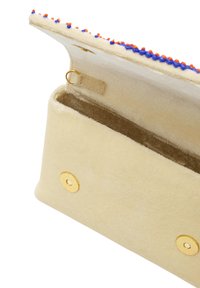 Béžová látková psaníčko s texturovaným povrchem, zdobené barevným třásním v modré a oranžové barvě a zlatými kovovými detaily.