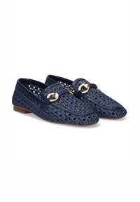 Mocasines tejidos en color navy con tacón plano, detalles en cuero y un adorno de hardware en tono dorado en el centro para una decoración adicional.