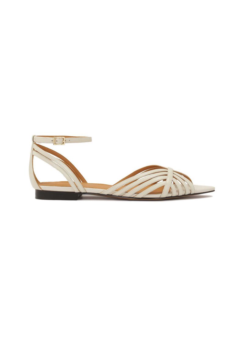 Sandalo flat con cinturini in pelle bianca sporca, caratterizzato da più cinturini orizzontali, fibbia alla caviglia e design della punta a punta con tacco basso.