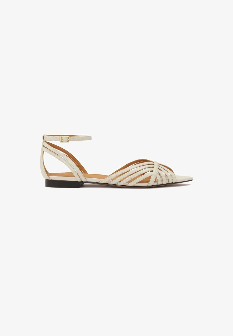 Sandalo flat con cinturini in pelle bianca sporca, caratterizzato da più cinturini orizzontali, fibbia alla caviglia e design della punta a punta con tacco basso.