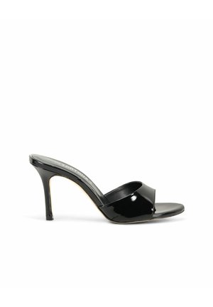 Mule noire en cuir verni à bout ouvert avec un talon haut et fin et une large bride avant, vue de profil sur fond blanc.
