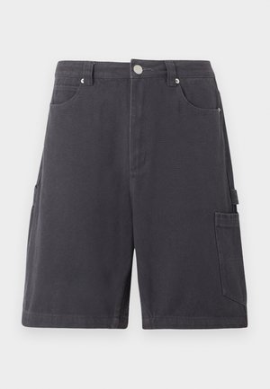 Pantalones cortos de trabajo de color gris oscuro con botón frontal, trabillas para cinturón, bolsillo lateral tipo cargo y detalles con remaches sobre fondo liso.