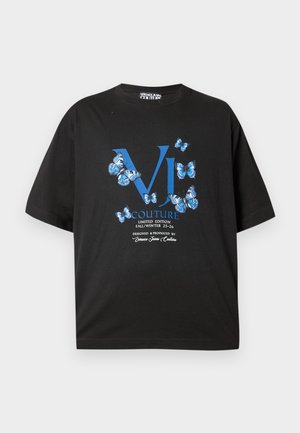 Camiseta preta com gráficos de borboletas azuis e texto branco. Design de corte solto com mangas curtas e decote redondo.