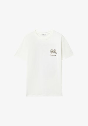 Weißes T-Shirt mit kurzen Ärmeln, kleiner brauner Freesienblumen-Illustration und dem Text "FREESIA FLOWER" auf der linken Brust.