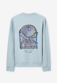 Sweatshirt bleu clair avec une illustration graphique d'un intérieur de galerie avec un dôme et le texte "MA VIE EN ART" en bas.