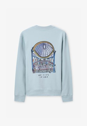 Lichtblauwe sweatshirt met een grafische illustratie van een galerie-interieur met een koepel en de tekst "MIJN LEVEN IN KUNST" onderaan.