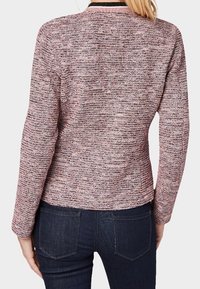 Strickpullover in Pink- und Grautönen, mit langen Ärmeln, Rundhalsausschnitt und strukturiertem Finish. Die Rückansicht zeigt eine taillierte Passform.