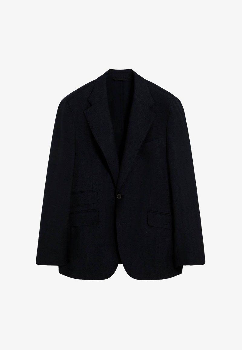 Blazer navy de tejido texturizado, con solapas de muesca, cierre de un solo botón, dos bolsillos frontales y un corte ajustado.