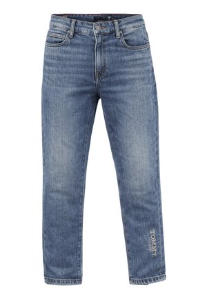 Jeans in denim blu con vita alta, taglio a gamba dritta, tasche frontali e logo "Tommy Jeans" ricamato vicino alla caviglia destra.