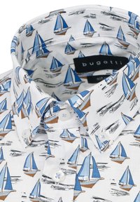 Weißes Hemd mit einem Muster aus blauen und braunen Segelbooten. Button-down-Kragen mit hellblauen Knöpfen. Weich im Griff. Markenlabel sichtbar.