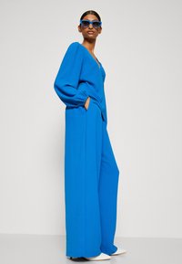 Vero Moda Petite VMALVA WIDE - Kalhoty - skydiver