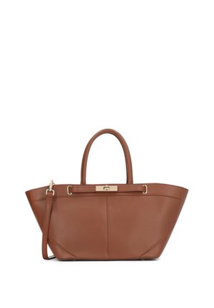 Brązowa torba typu tote wykonana ze skóry, z dwoma uchwytami, odpinanym paskiem na ramię, złotym zapięciem i trójkątnym, usztywnionym kształtem.