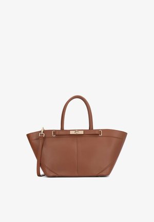 Pruun nahast suurekäekott, millel on kaks poltset, eemaldatav õlarihm, kuldse tooniga klamber ja struktureeritud kolmnurkne disain.