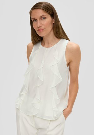 Witte mouwloze blouse met ruches aan de voorkant. Lichtgewicht, soepel stof met een ronde halslijn en een gladde textuur.