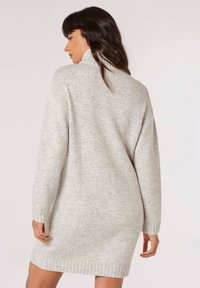 Lichtgrijze sweaterjurk met een hoge kraag, lange mouwen, ribgebreide manchetten en zoom. Zacht, gestructureerd breigoed met een relaxed fit.