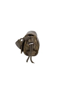 Borsa in pelle di un verde oliva strutturato, con forma rotonda, chiusura coulisse e un toggle in argento. Presenta una tracolla in tessuto per il trasporto.