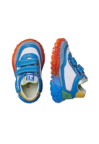 Sneakers colorati per bambini con una base bianca, accenti blu, una fascia in Velcro e una suola in gomma multicolore e testurizzata.