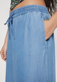 Vero Moda Petite VMBREE LONG LOOSE PANTS  - Auduma bikses - medium blue