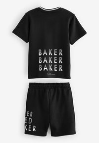 Schwarzes Baumwoll-T-Shirt und Shorts-Set mit vertikalem weißen Text "BAKER" auf beiden Teilen, mit geripptem Rundhalsausschnitt und elastischem Bund.