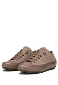 Sneaker in pelle marrone con punta arrotondata, parte superiore testurizzata e lacci piatti. Presenta un logo discreto sul lato e una suola in gomma resistente.