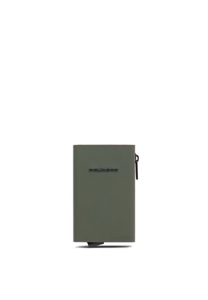 Cartera compacta color verde oliva con cremallera visible y nombre de la marca en relieve en el frente, apoyada en posición vertical sobre una superficie blanca.