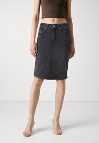 Tumehall denim seelik; omadused kõrge vöökoht, eesmine taskud ja diagonaalne õmbluse detail. Koos selgete kontsakingadega.