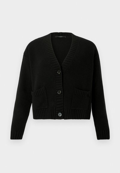 Μαύρη πλεκτή ζακέτα με μακριά μανίκια, V-λαιμόκοψη, ριμπ υφή και δύο μπροστινές τσέπες. Κλείνει με κουμπιά και έχει cropped σχεδιασμό.