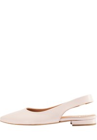 Beżowe płaskie buty typu slingback z ostro zakończonym noskiem, niskim obcasem i gładką skórzaną cholewką, pokazane w profilu bocznym na białym tle.