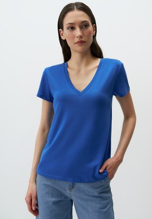 T-shirt a maniche corte con scollo a V in tessuto blu brillante, caratterizzato da una vestibilità casual e una texture liscia. Indossato con jeans azzurri chiari.