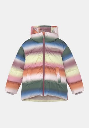 Doudoune avec des rayures horizontales en dégradé de couleurs pastel, capuche, fermeture éclair à l'avant et poches latérales, conçue pour temps froid.