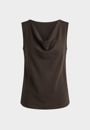 Bluză fără mâneci de culoare maro închis, cu decolteu drapat și material neted, ușor, pe fundal simplu.
