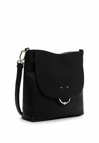 Czarna skórzana torebka na ramię z klapką, ozdobiona srebrnym metalowym pierścieniem oraz regulowanym paskiem na ramię na białym tle.