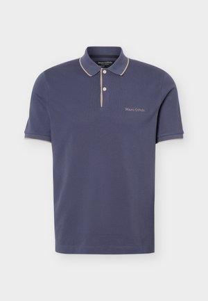 Polo da uomo blu navy con rifiniture beige sul colletto, sulla patta dei bottoni e sui bordi delle maniche, con il logo "Marc O'Polo" sul petto.