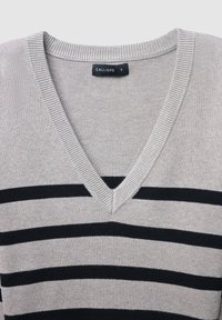 Grauer V-Ausschnitt-Pullover mit schwarzen horizontalen Streifen. Strukturiertes Strickgewebe. Etikett mit der Aufschrift "CALLIOPE", Größe S.
