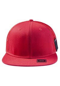 Rød snapback kasket med flad skygge, lavet af glat bomuldsstof. Har en lille sort logo-patch på siden og åndbare ventilationshuller.