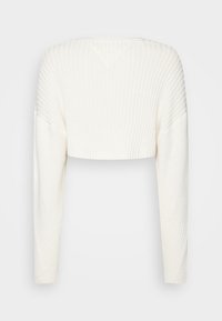 Gekürzter, weißer Rippstrickpullover mit langen Ärmeln, strukturiertem Stoff und einem V-förmigen Rücken-Ausschnitt. Das Design zeichnet sich durch entspannte Schultern aus.