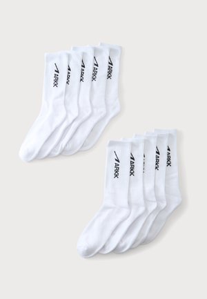 Ti par hvide crew-sokker med sort "ARKK" logo på siden, arrangeret i to pæne rækker på en lys baggrund.