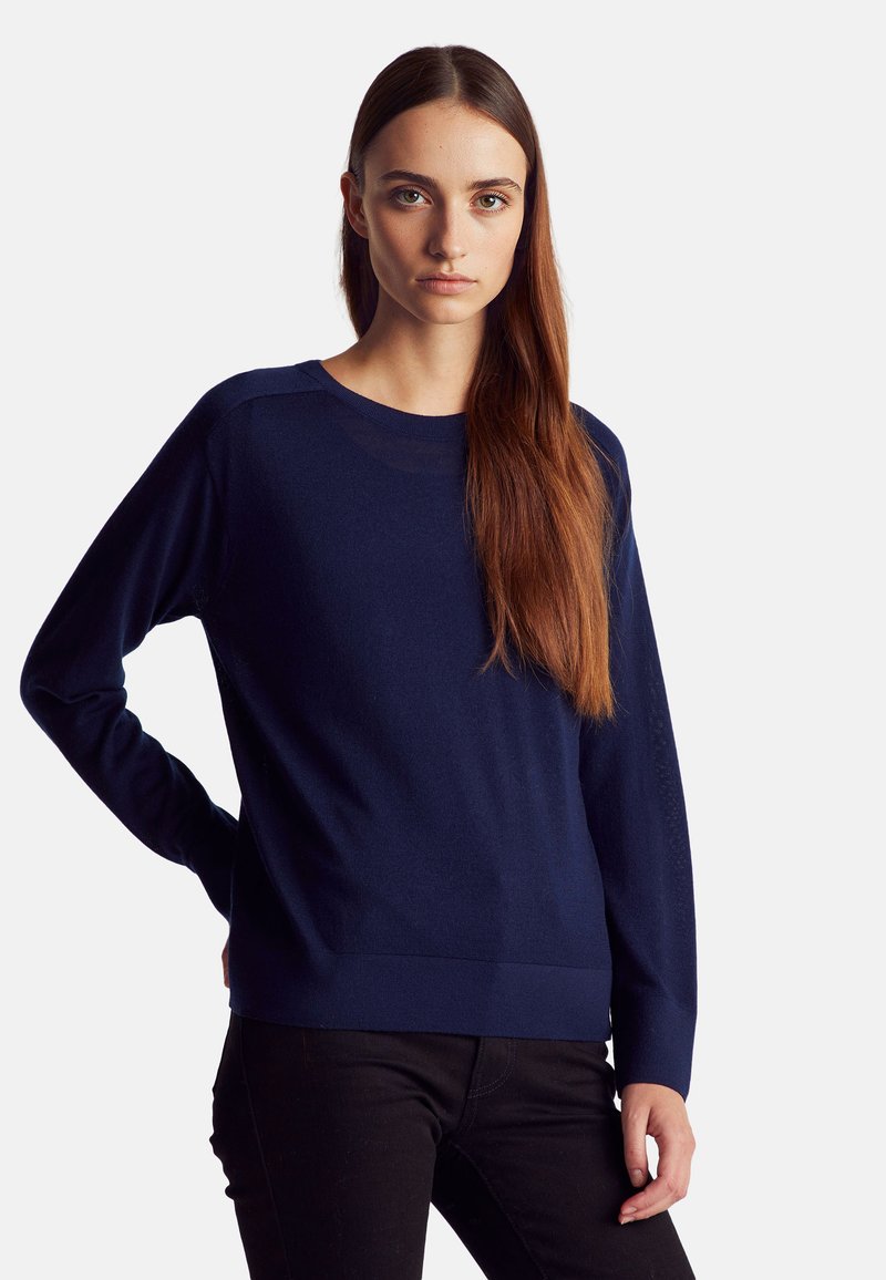 Maglione blu navy in morbido filato, con scollatura rotonda e maniche lunghe, dal taglio morbido e orlo a coste per un tocco di dettaglio.